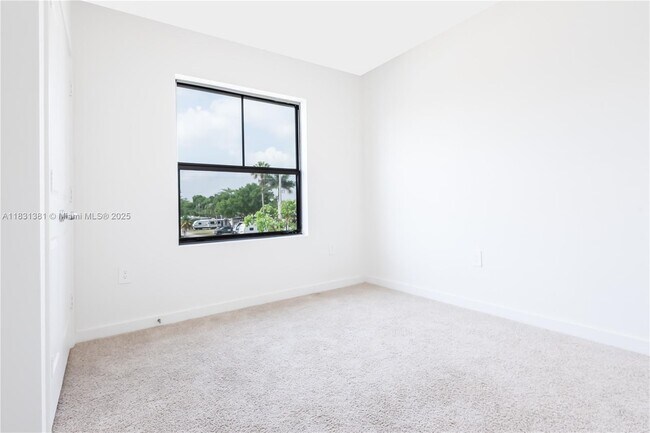 Building Photo - 302 NE 1st Ave