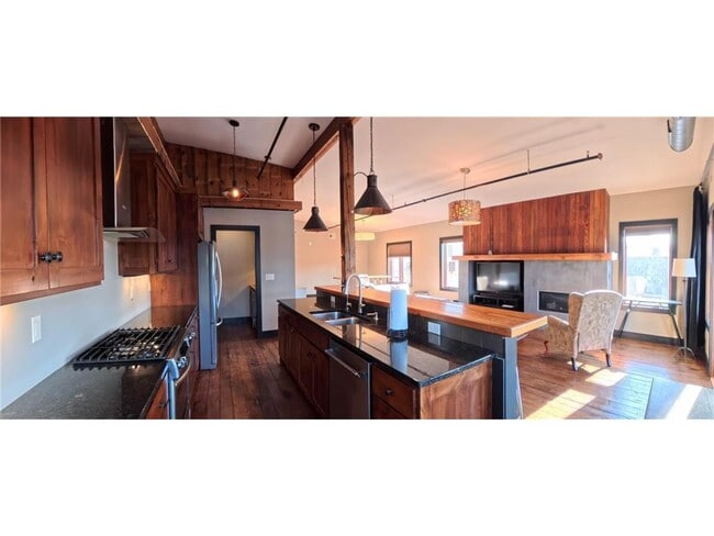 Building Photo - 312 3rd St