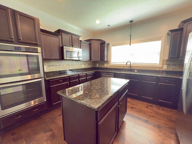 Building Photo - 532 Larkspur Dr