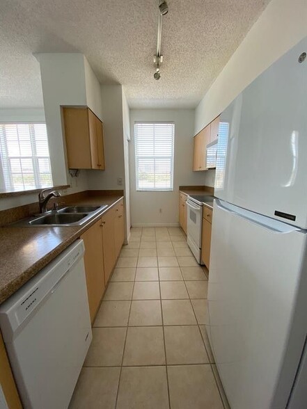 Building Photo - 616 Clearwater Park Rd