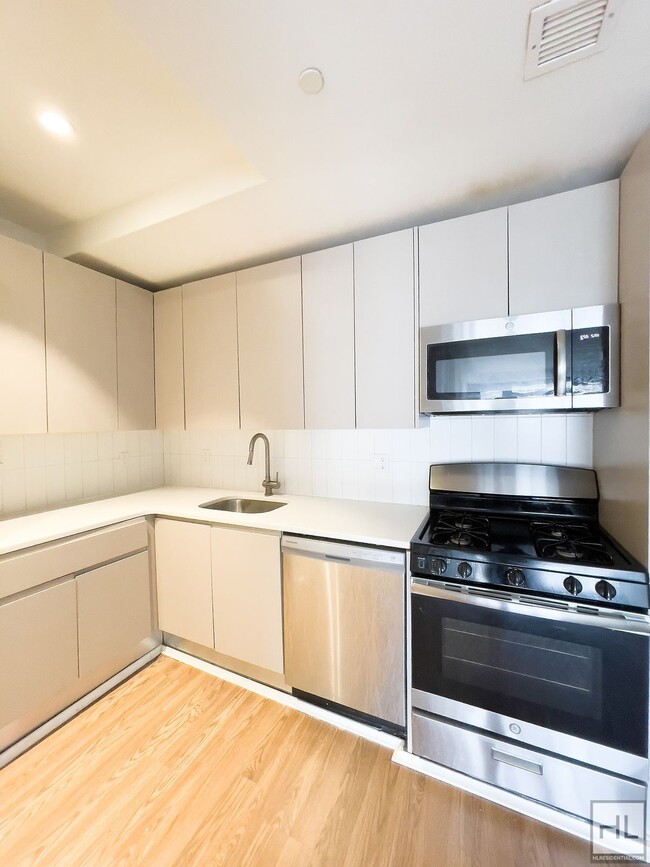 Building Photo - Bushwick Avenue / 2 Bedroom, 1 Bathroom / ...