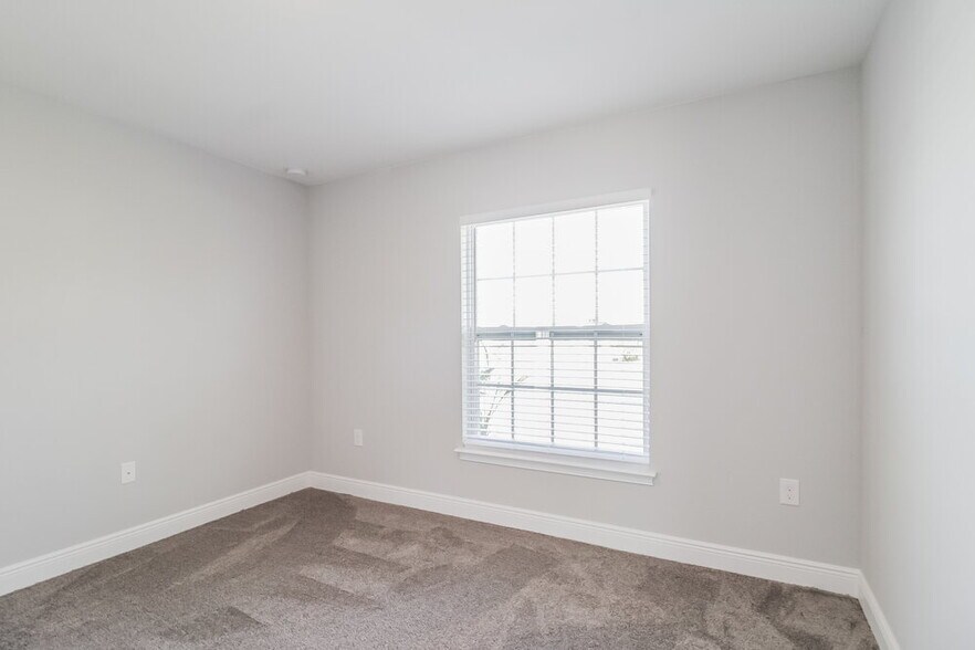 Building Photo - 8 Bradford Ct