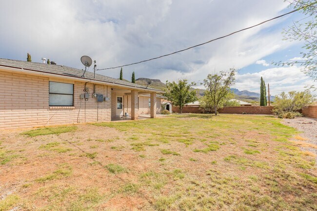 Building Photo - 3 Bedroom 2 Bath Home