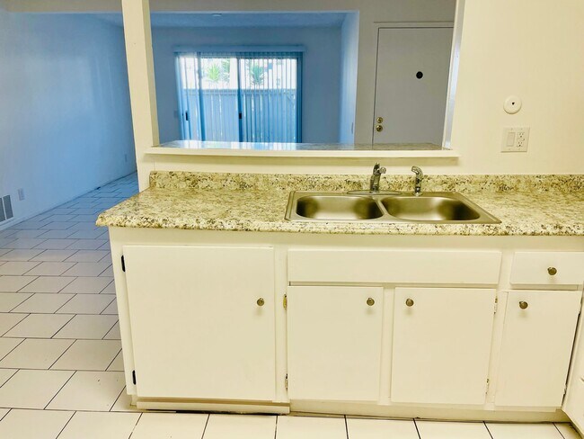 Building Photo - Charming 2-Bedroom, 1.75-Bathroom Unit with Garage, Patio & Community Amenities!