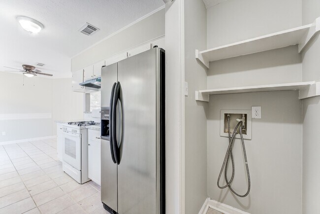 Building Photo - 15914 Timber Valley Dr