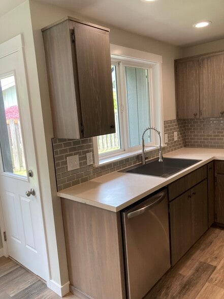 Building Photo - 620 27th Ave SE