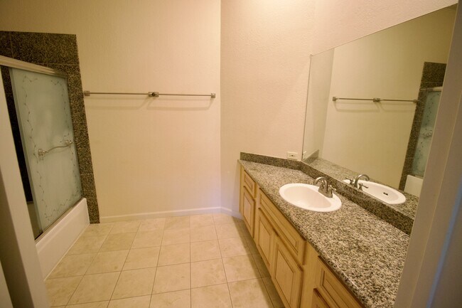 Building Photo - 129 E Court Ln