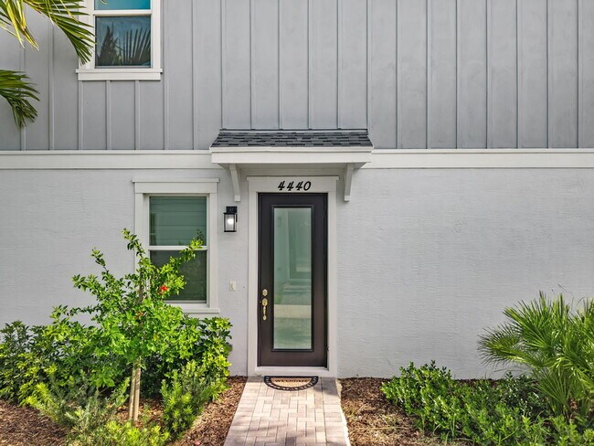 Building Photo - 4440 Longwood Lake Sq