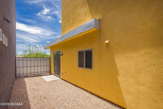 Building Photo - 848 E Park Modern Dr