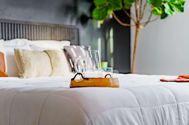 Building Photo - 254 W Poplar Ave