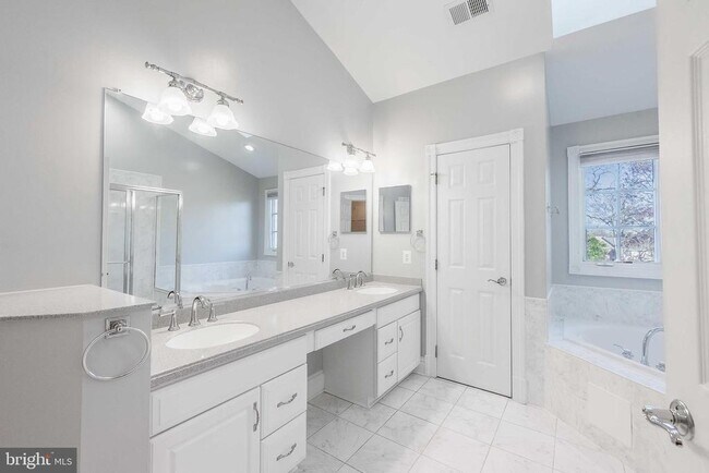 Building Photo - 2303 Sawtooth Oak Ct