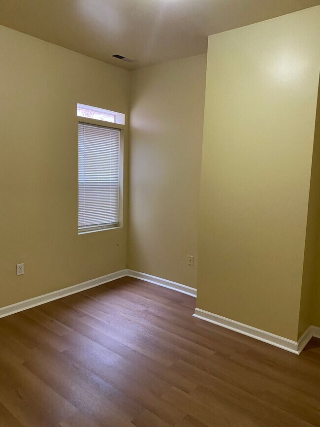 Building Photo - Spacious Rooms! Hardwood Flooring Throughout! A/C! W/D Hook-Up!