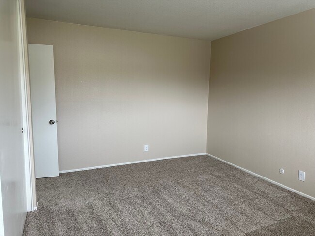 Building Photo - 1393 Scotch Cir