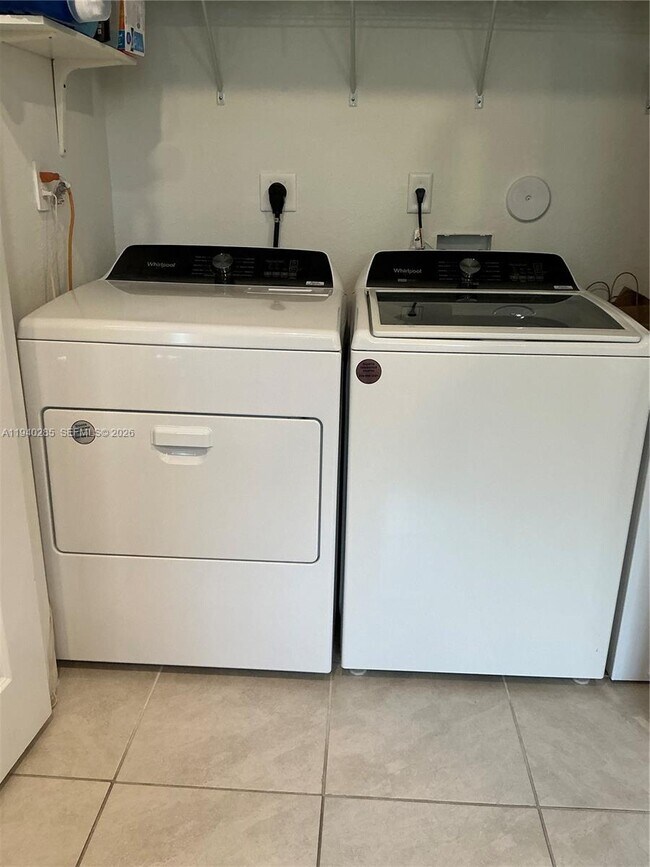 Building Photo - 466 NE 5th St