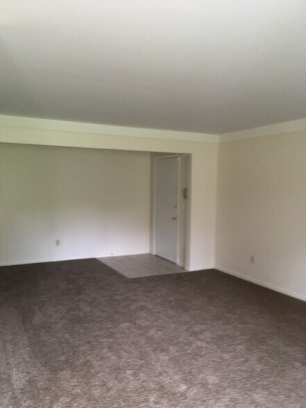Building Photo - 460 Fox Hills Dr S