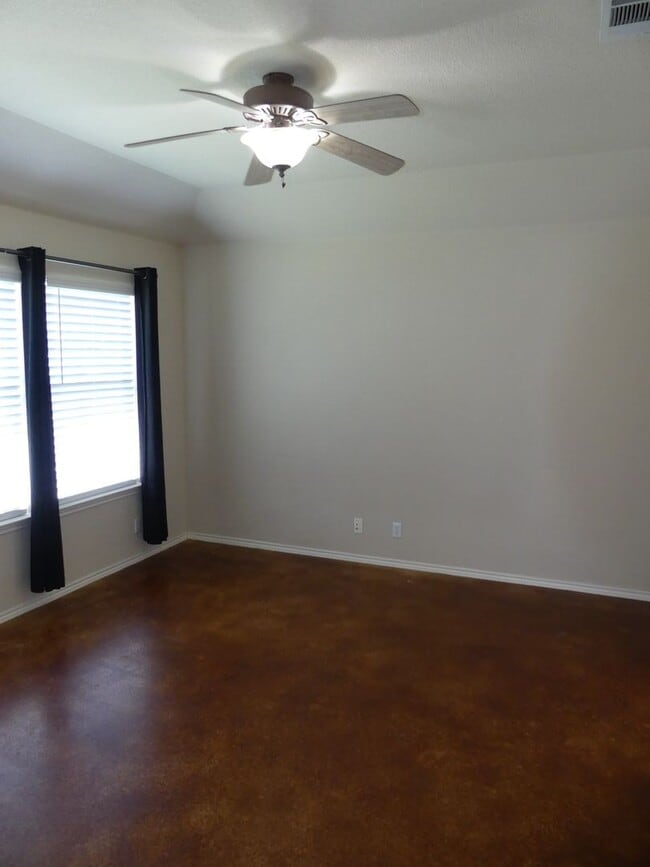 Building Photo - PRICE DROP !!