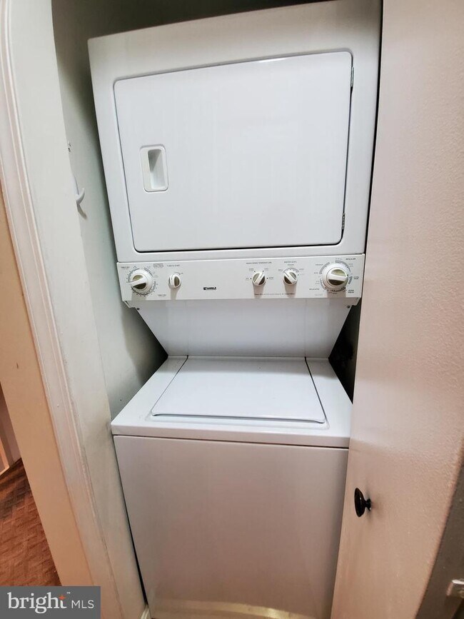 Building Photo - 5 Queen Victoria Way