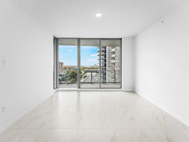 Building Photo - 220 Lake Shore Dr