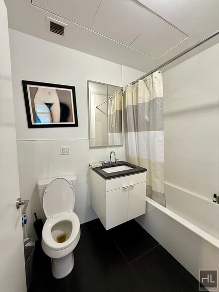 Building Photo - Penthouse 1 bed/1 bath w/ 2 roof decks