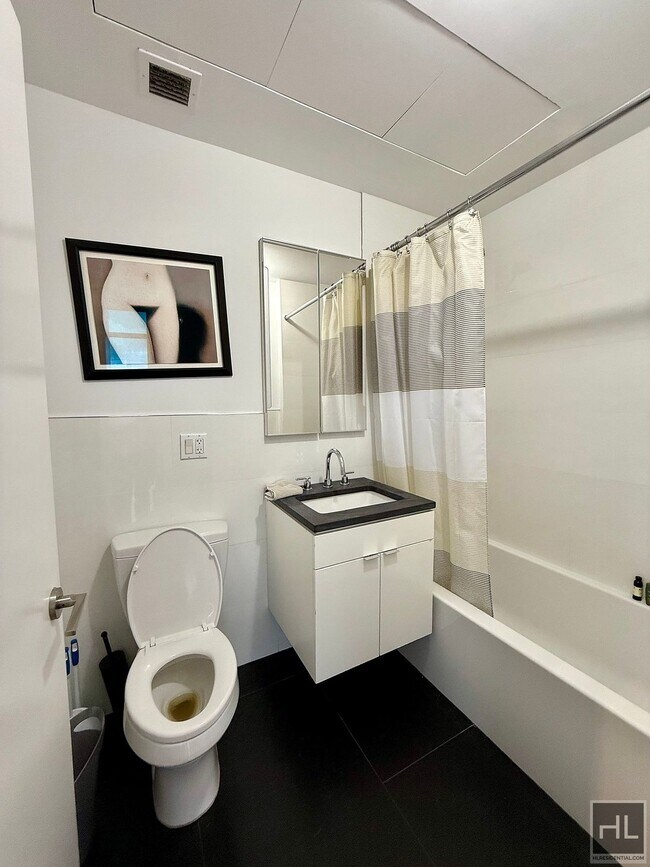 Building Photo - Penthouse 1 bed/1 bath w/ 2 roof decks