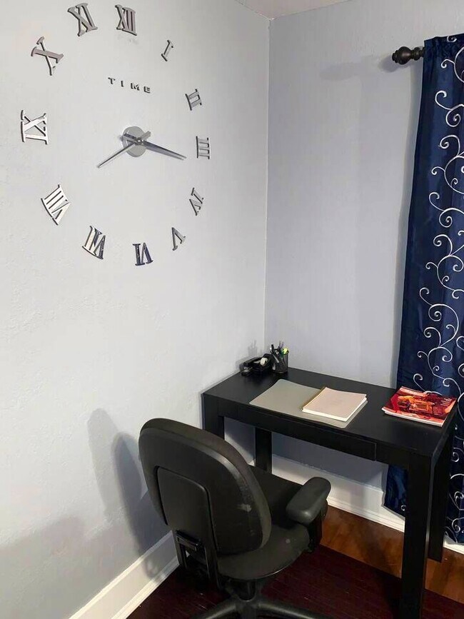 Building Photo - 1130 E Garfield St