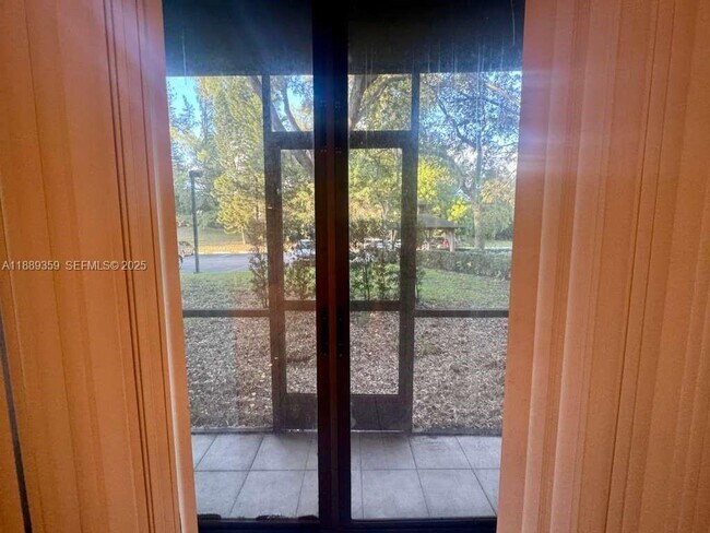 Building Photo - 3720 Inverrary Dr