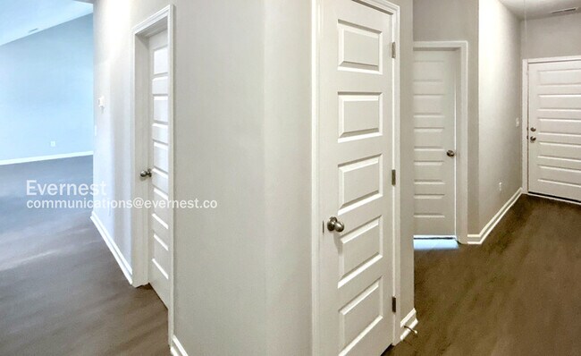 Building Photo - Updated 3 Bedroom Home in Columbia / Pet F...