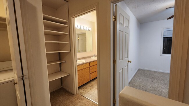 Building Photo - 2 bed 1.5 bath unit in the Meadows