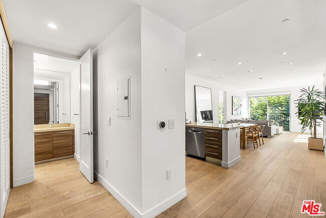 Building Photo - 855 Croft Ave