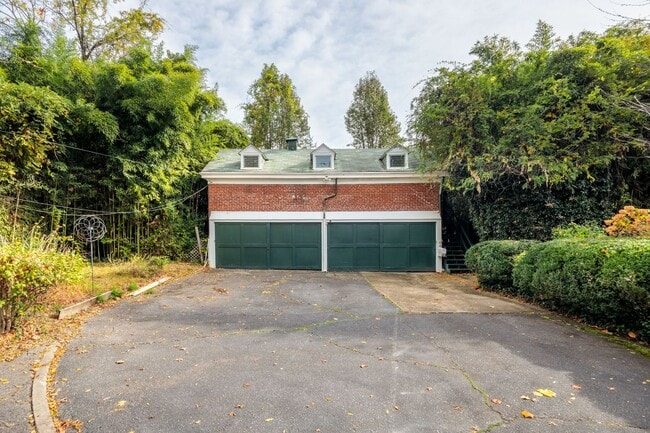 Building Photo - Quaint 1 Bedroom/1 Bathroom Cottage Style Apartment in Richmond ***Available NOW***