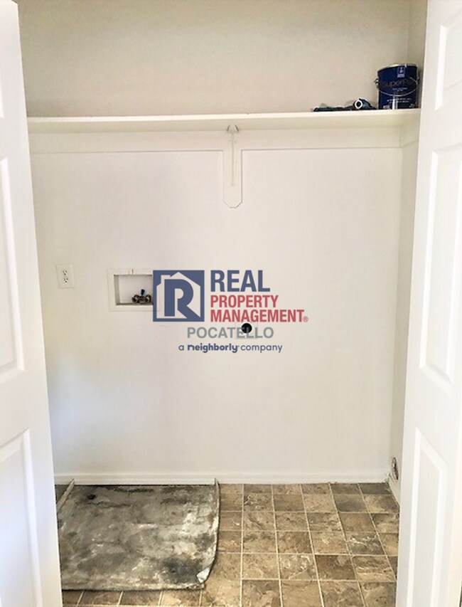 Building Photo - 1120 E Poplar St