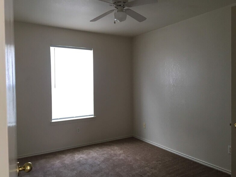 Building Photo - 1505 Benttree Dr