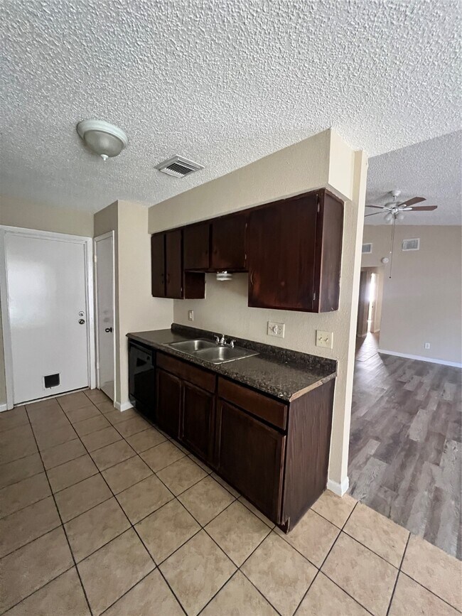 Building Photo - 15826 Willmore Ln