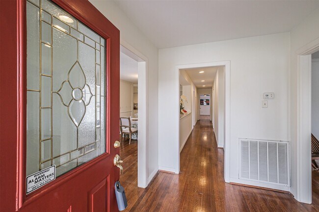 Building Photo - 2601 Briarhurst Dr