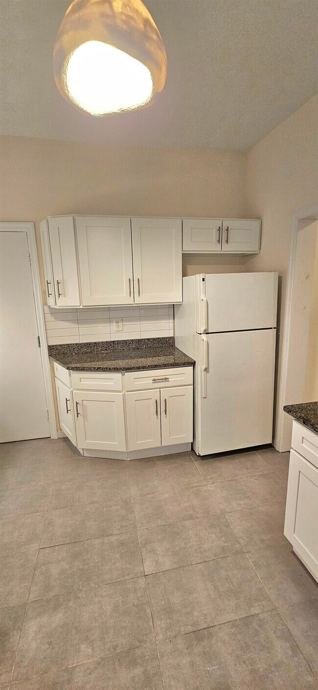 Building Photo - 327 Jackson St