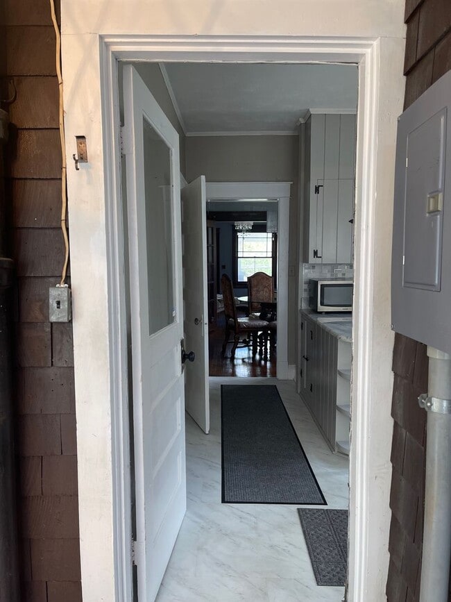 Building Photo - ?? COMING SOON ?? Charming 3 Bed / 1 Bath Bungalow – Prime Location Near Downtown Hickory