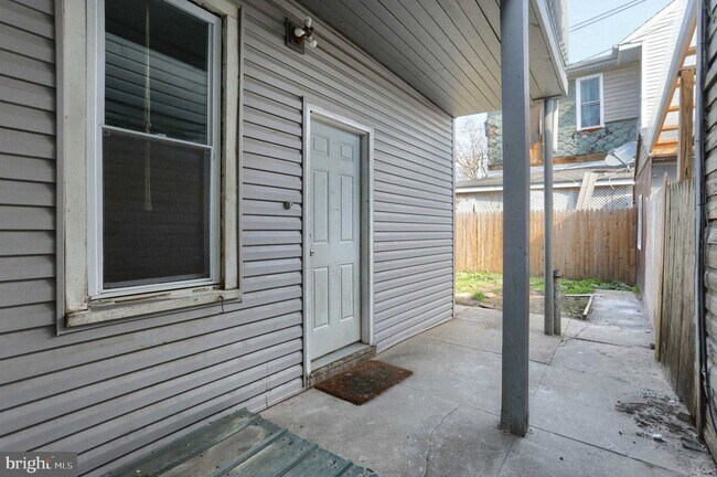 Building Photo - 825 Scull St