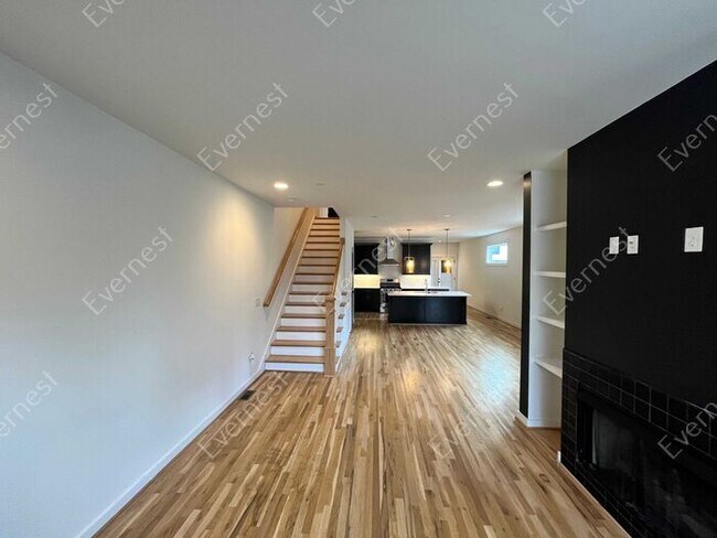 Building Photo - 4-Bedroom Home with Modern Comforts in a P...