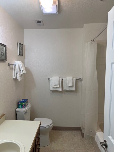 Building Photo - 3105 Lakeshore Dr