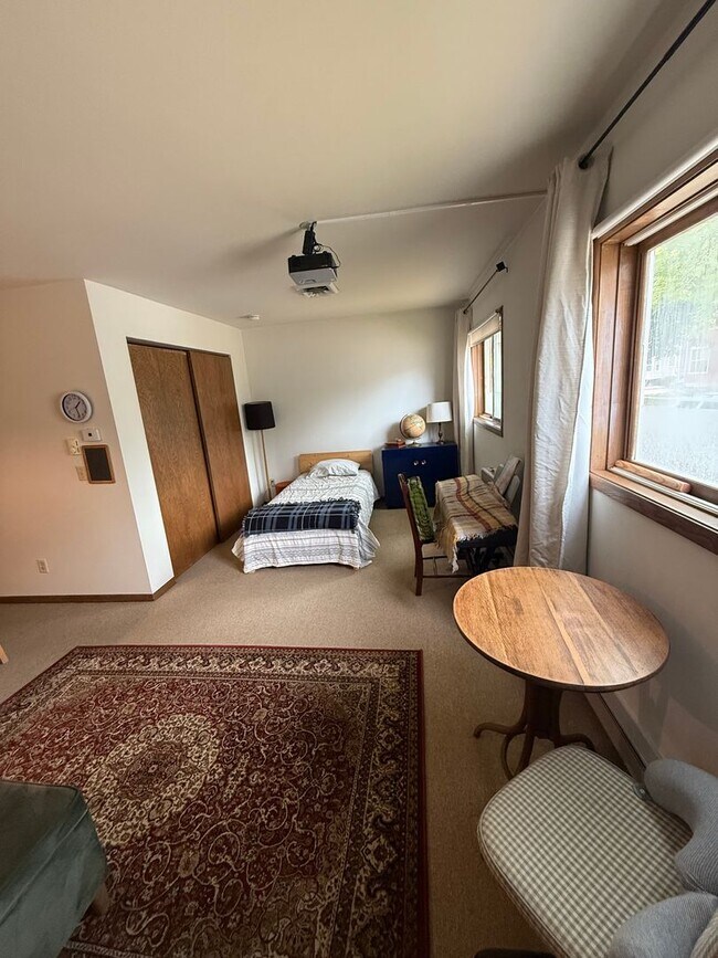 Building Photo - 1302 Mound St