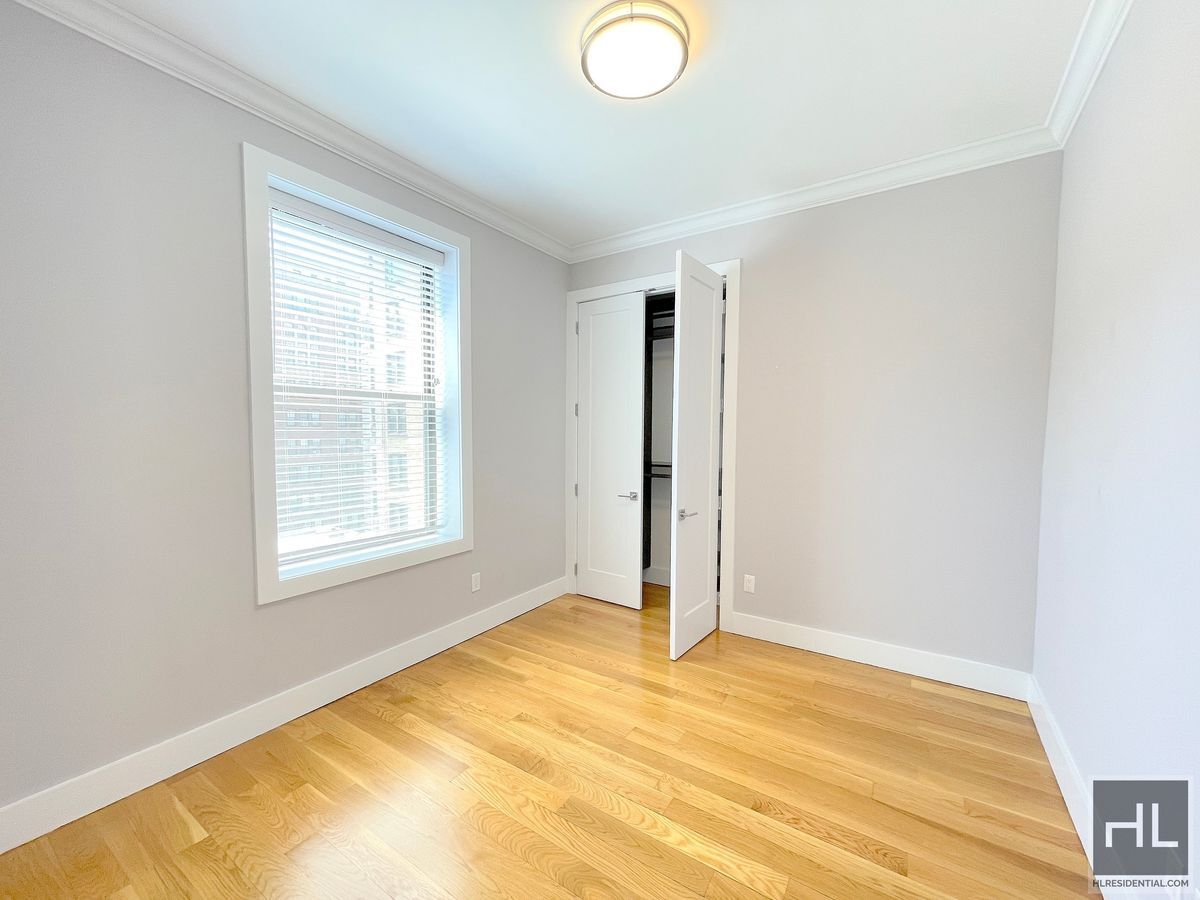 Building Photo - 252 W 76th St