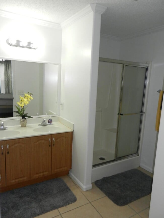 Building Photo - 1401 W 9th St