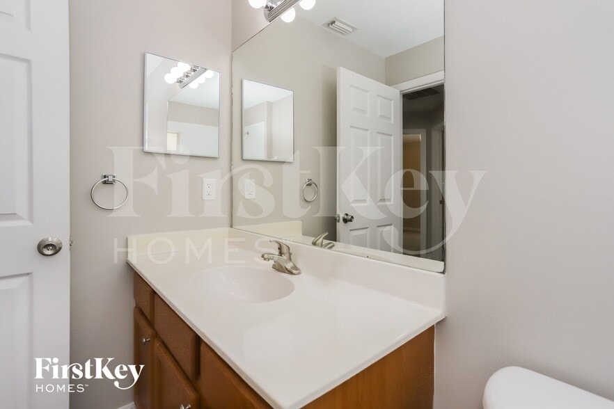 Building Photo - 15206 Searobbin Dr