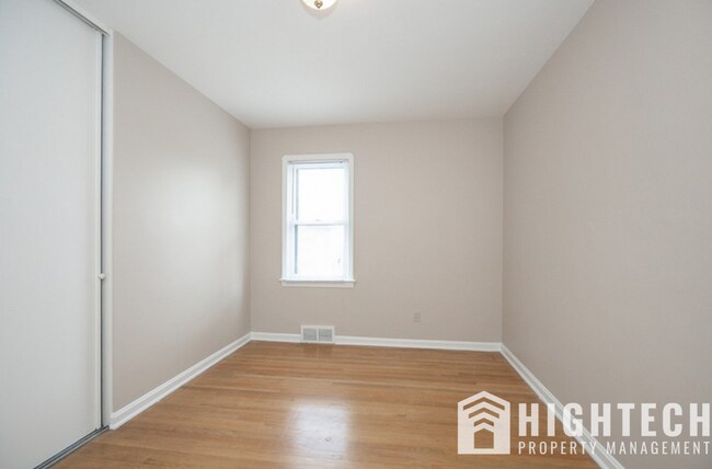 Building Photo - 3 bedroom/1 bath! PARMA!!