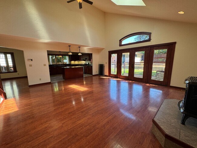 Building Photo - 4br/3bth CRAFTSMAN STYLE HOUSE in Arcata