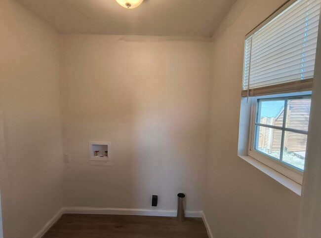 Building Photo - Charming and Spacious 3 bedroom, 2 bath home COMING SOON!