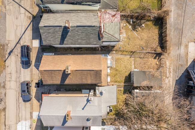 Building Photo - Bright 2 Bedroom home in McKees Rocks Avai...