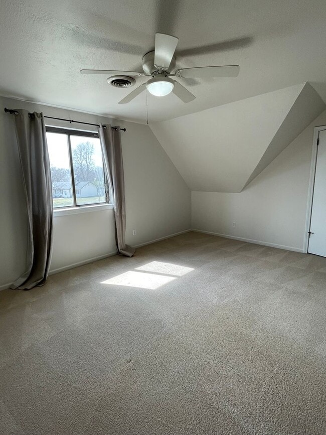 Building Photo - GREAT FAMILY HOME! FULLY FENCED YARD!