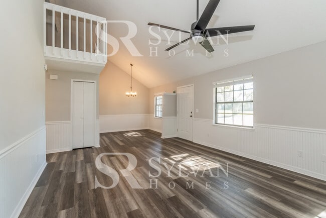 Building Photo - This charming 3BR 2BA home is ready to welcome you home