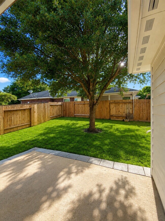 Building Photo - 4903 Summer Ridge Dr